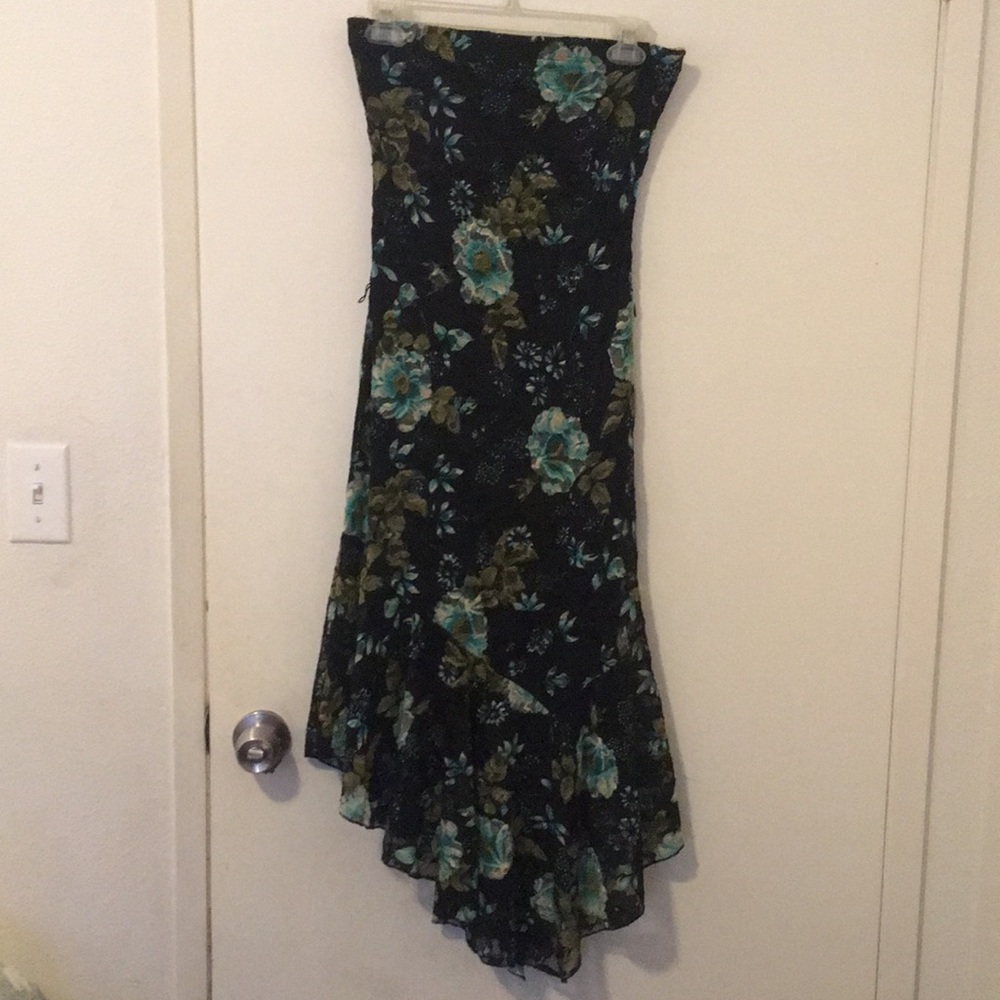 Sleeveless floral, assymetrical lace dress